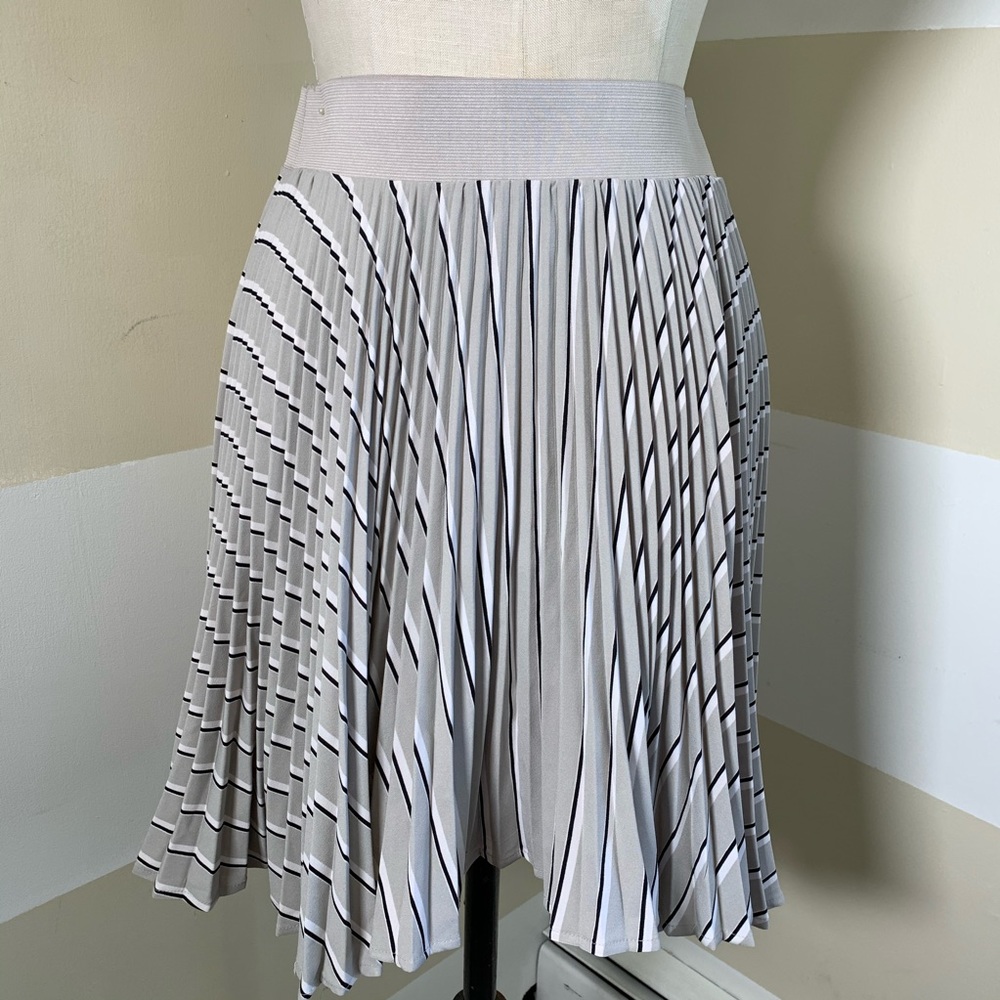 New York & Company Geo Pleated Skirt